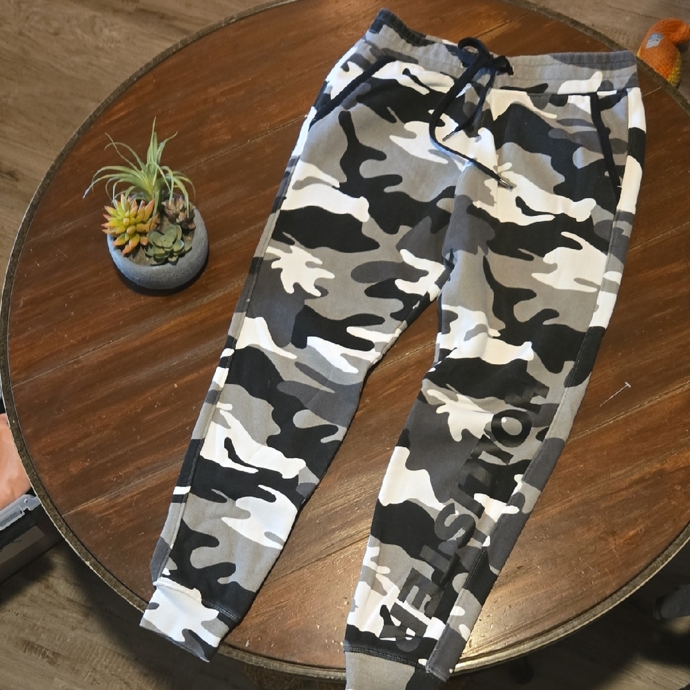 Hollister Women's Black and Gray Camo Joggers #817 - Picture 5 of 14
